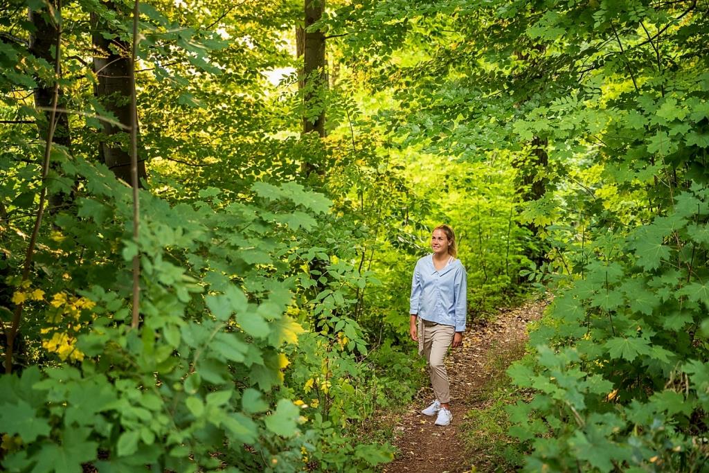 Innehalten im Wald. Foto: obx-news / Günter Standl